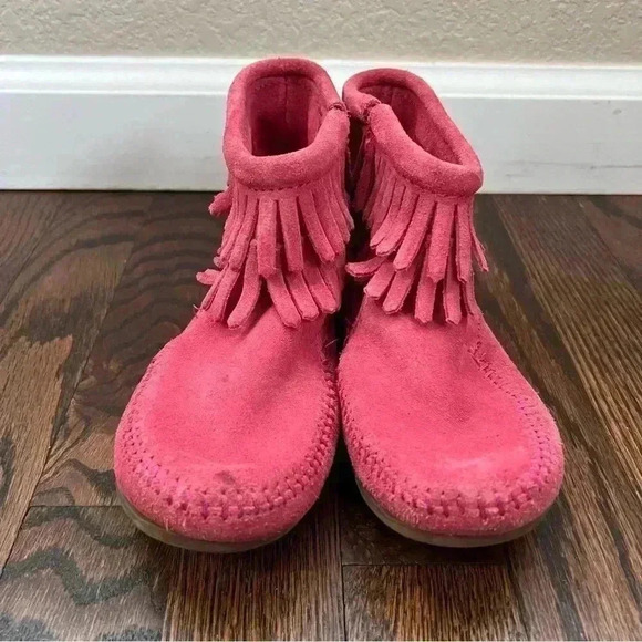 Minnetonka Girls Moccasin Fringe Pink Ankle Leather Boots Side Zip Size 13 - Picture 3 of 16
